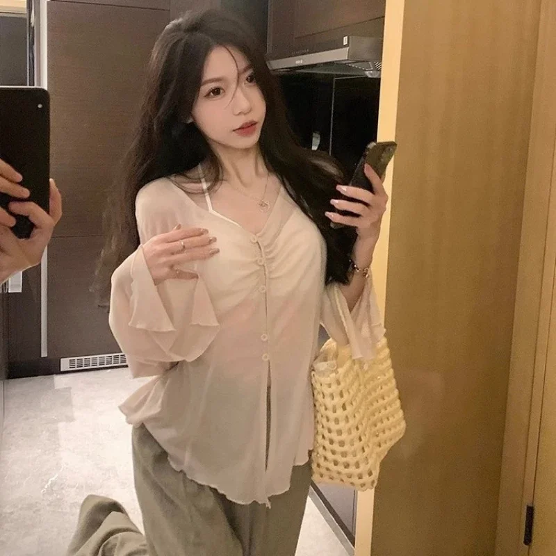 Blouses - Transparente Bluse mit ausgestellten Ärmeln –